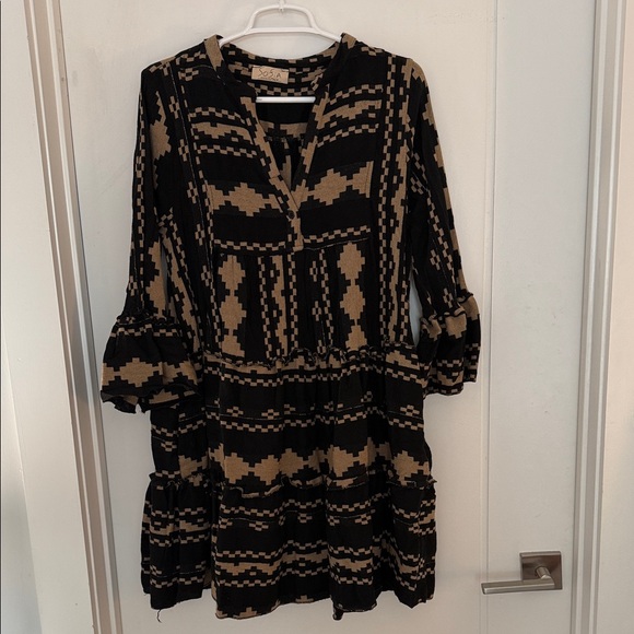 Chic Geometric Long Sleeve Dress in Black and Tan - Picture 1 of 3